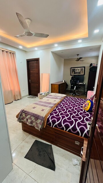 Bedroom in 2.5 BHK Apartment at Sector 34 – for Rent