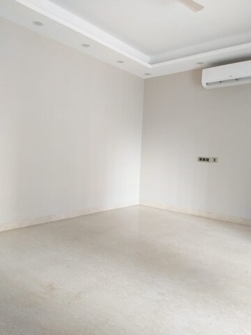 Room in 4 BHK Builder Floor at Sukhdev Vihar – for Rent