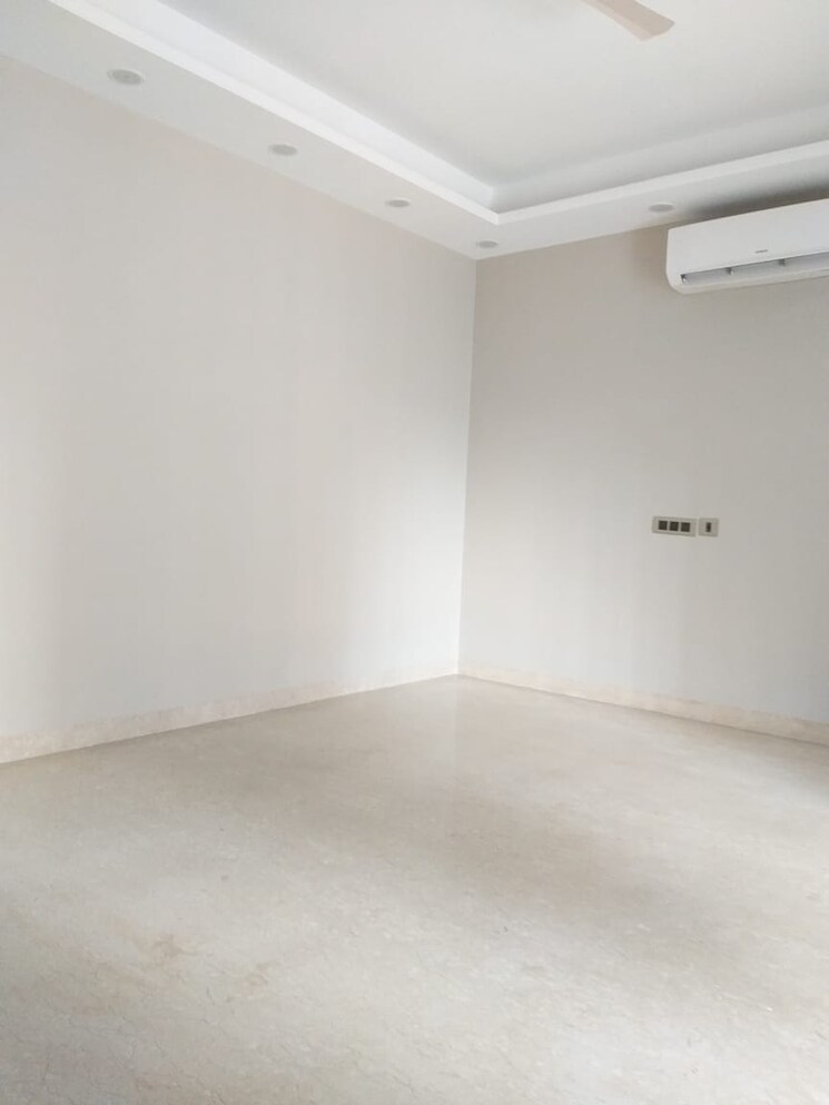 Room, sukhdev vihar 4 Bedroom 450 Sq.Yd. Builder Floor In Sukhdev Vihar Delhi 9123505