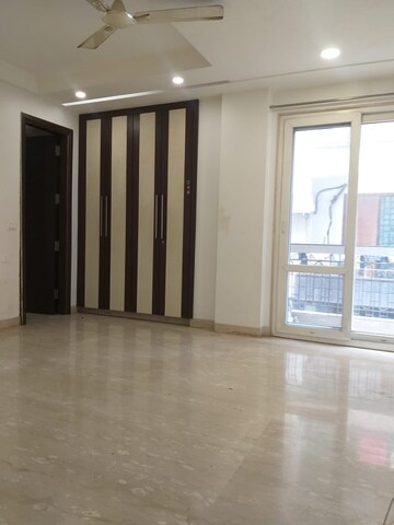 Room in 4 BHK Builder Floor at Sukhdev Vihar – for Rent