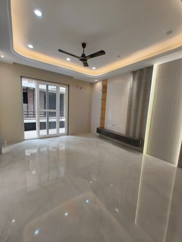 Room in 4 BHK Builder Floor at Sector 89 – for Sale