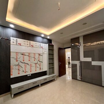 Room in 3 BHK Builder Floor at Sector 21c – for Rent