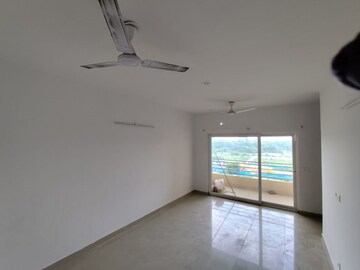 Room in 3 BHK Apartment at Sushant Golf City – for Rent