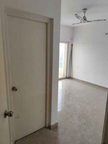 Room in 3 BHK Apartment at Sushant Golf City – for Rent
