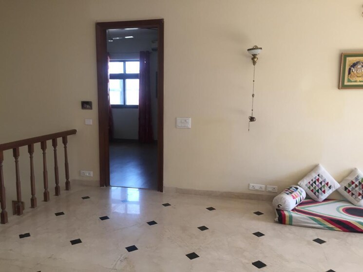 Room, sector 19 3 Bedroom 180 Sq.Mt. Independent House In Sector 19 Noida 9123836