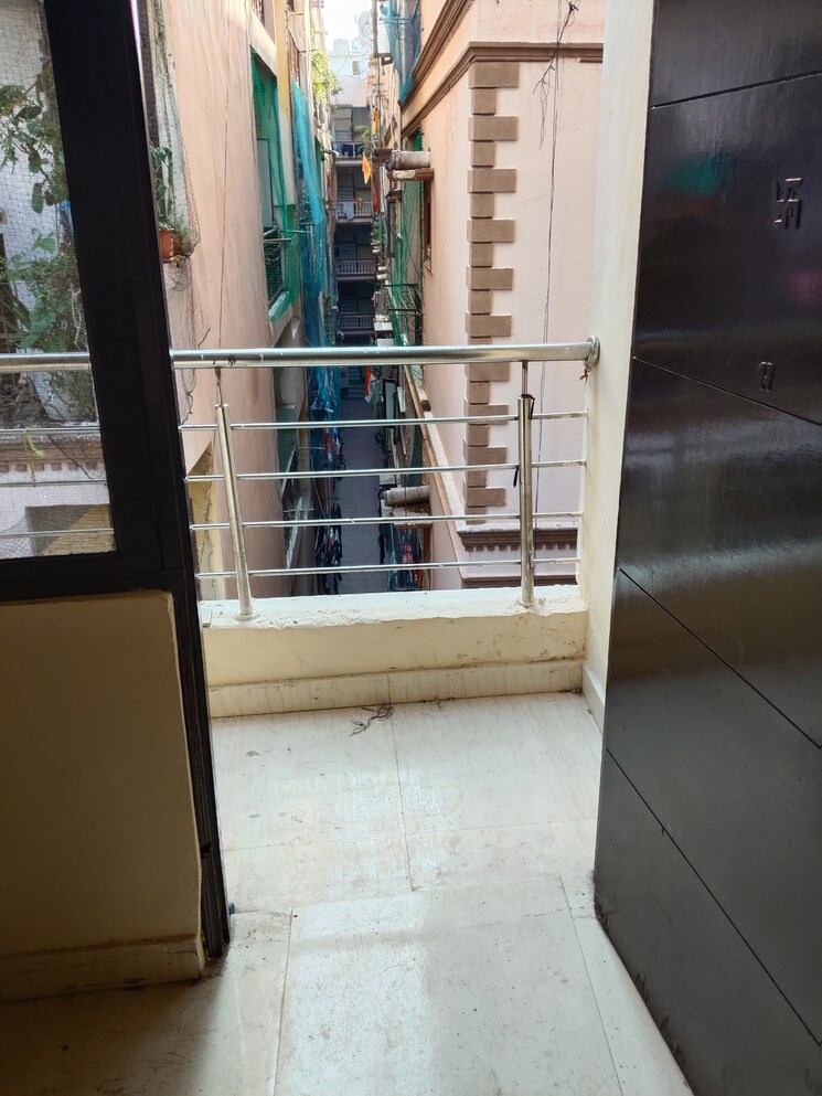 Balcony, krishna park 2.5 Bedroom 85 Sq.Yd. Apartment In Krishna Park Delhi 9123937