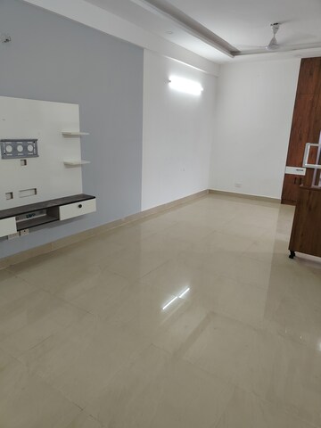 Room in 2 BHK Apartment at Suncity Avenue 76, Sector 76 – for Rent