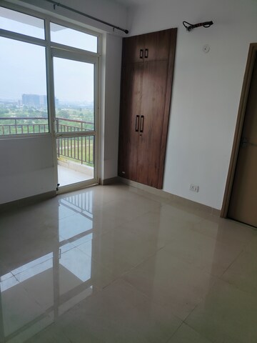 Room in 2 BHK Apartment at Suncity Avenue 76, Sector 76 – for Rent