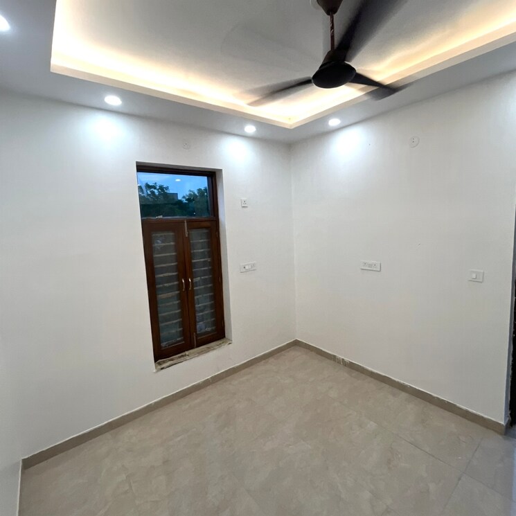 Room, sector 11 4 Bedroom 500 Sq.Yd. Builder Floor In Sector 11 Faridabad 9124043