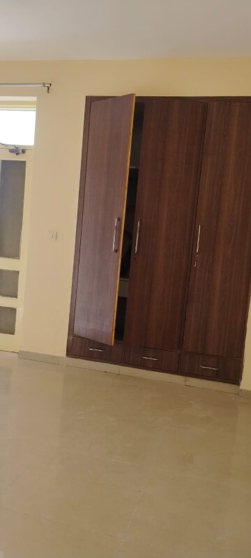 Furnished Amenities in 3 BHK Apartment at Omaxe Heights, Sector 86 – for Rent
