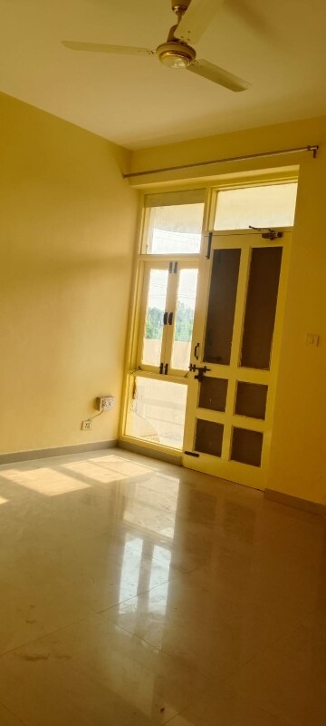 Furnished Amenities in 3 BHK Apartment at Omaxe Heights, Sector 86 – for Rent