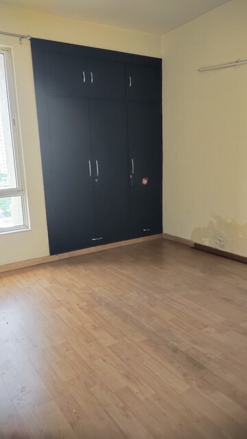 Furnished Amenities in 3 BHK Apartment at Unitech Escape, Sector 50 – for Rent