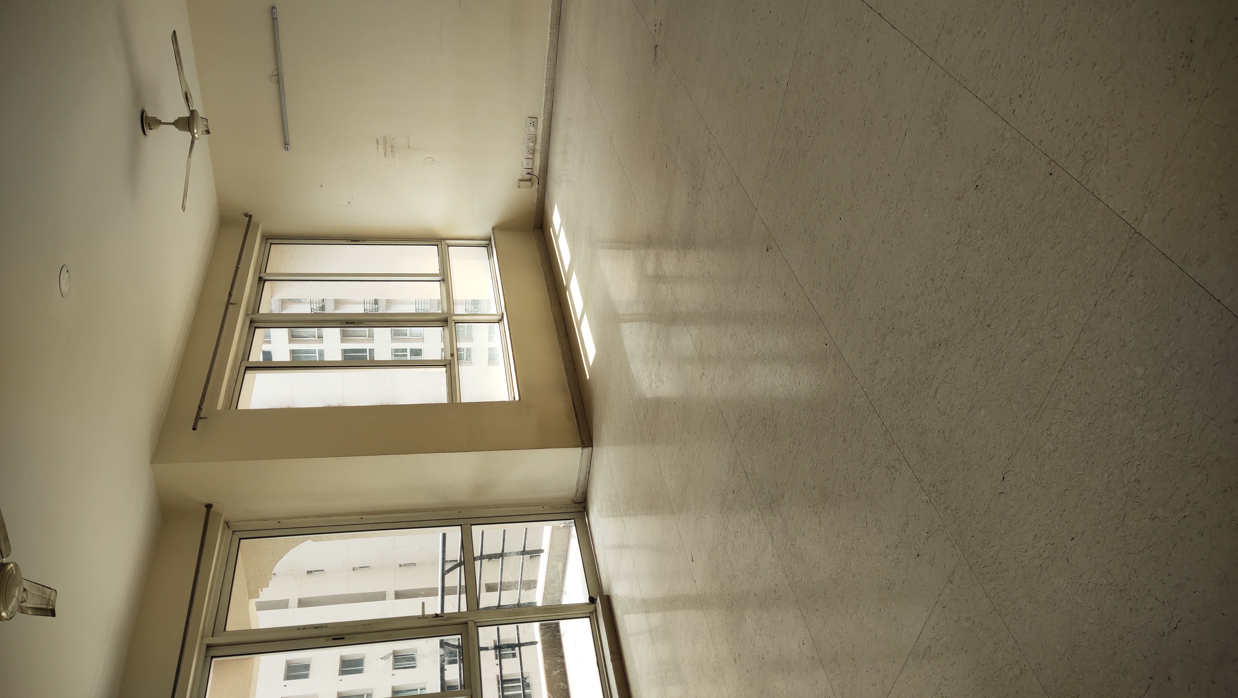 3 BHK + Servant Room Apartment For Rent in Unitech Escape