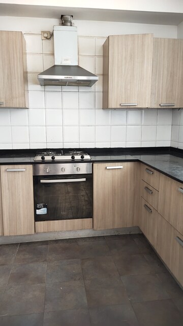 Building Lobby in 3 BHK Apartment at Unitech Escape, Sector 50 – for Rent