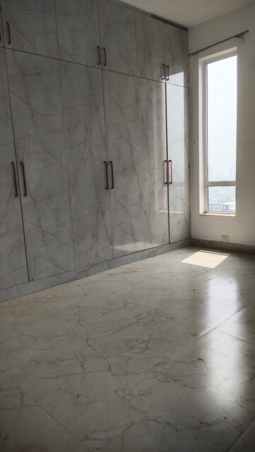 Bathroom in 3 BHK Apartment at Unitech Escape, Sector 50 – for Rent
