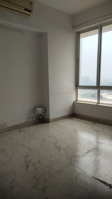 Room in 3 BHK Apartment at Unitech Escape, Sector 50 – for Rent