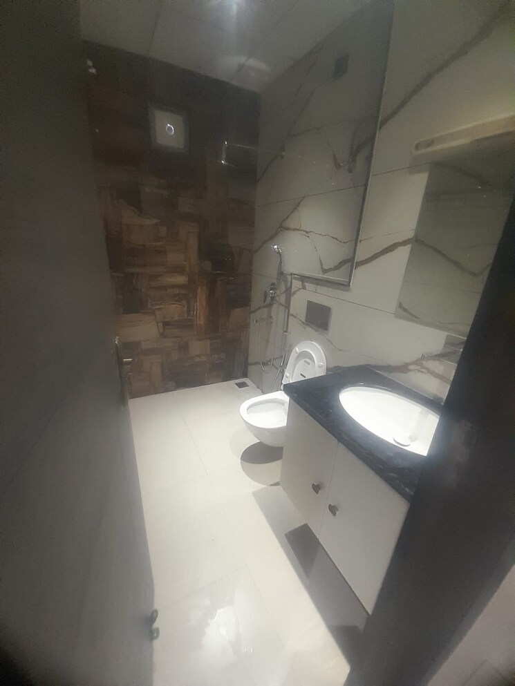 Bathroom, shree-vardhman-green-court 2 Bedroom 690 Sq.Ft. Apartment In Sector 90 Gurgaon 9124255