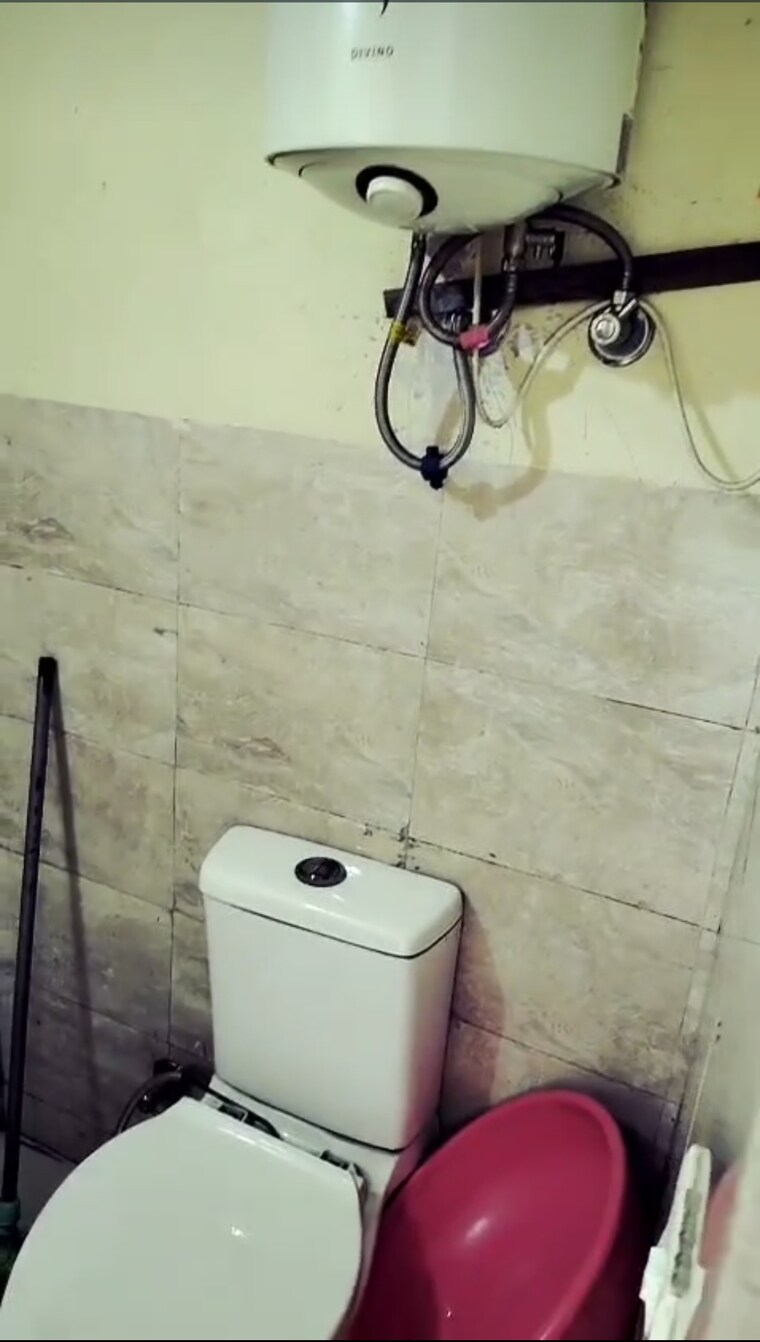 Bathroom, wave-dream-homes 2 Bedroom 808 Sq.Ft. Apartment In Wave City Ghaziabad 9124302