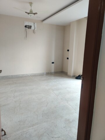 Room in 2 BHK Apartment at Gomti Nagar – for Rent