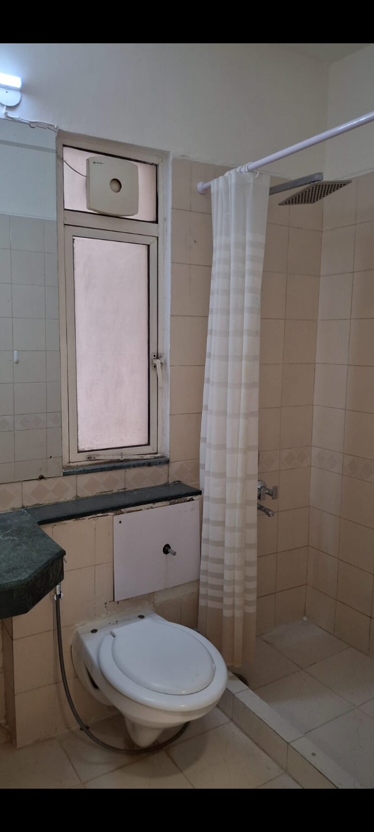 Bathroom, dlf-regency-park-ii 3 Bedroom 1550 Sq.Ft. Apartment In Sector 27 Gurgaon 9124356