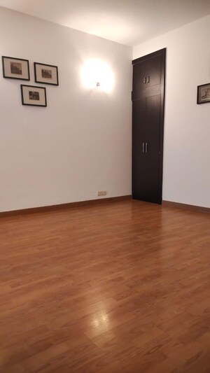 Room in 3 BHK Apartment at Unitech Uniworld Gardens, Sector 47 – for Sale