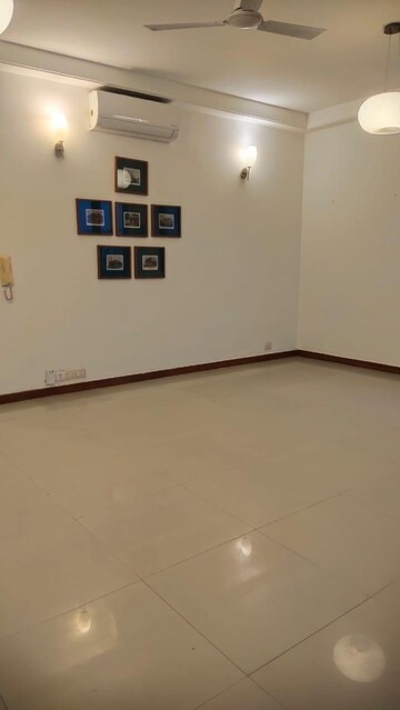 Room in 3 BHK Apartment at Unitech Uniworld Gardens, Sector 47 – for Sale