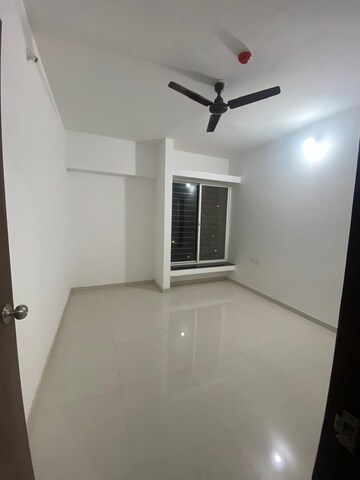 Room in 2.5 BHK Apartment at Krisala 41 Cosmo, Tathawade – for Rent