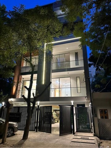 Gym in 3 BHK Builder Floor at Ansal Sushant Lok I, Sector 43 – for Rent