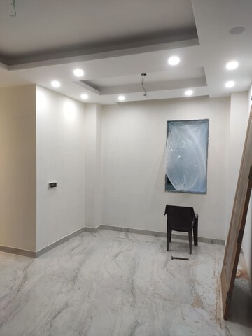 Room in 4 BHK Apartment at Chittaranjan Park – for Sale