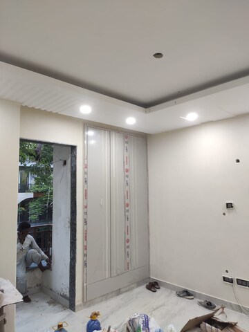 Room in 4 BHK Apartment at Chittaranjan Park – for Sale