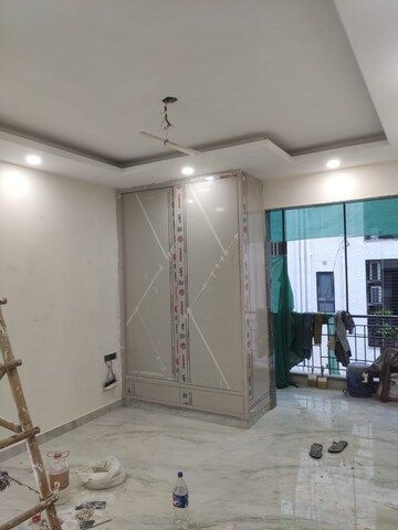 Room in 4 BHK Apartment at Chittaranjan Park – for Sale