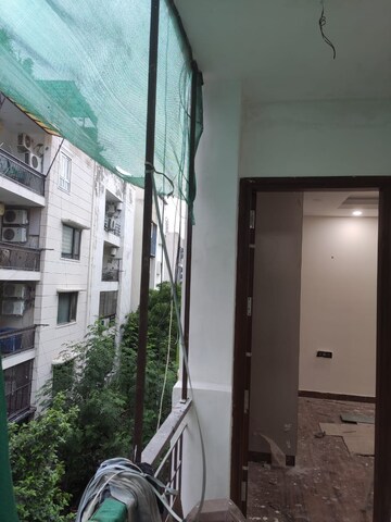 Room in 4 BHK Apartment at Chittaranjan Park – for Sale