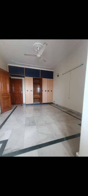 Room in 4 BHK Apartment at Adlakha Hindon Apartments, Vasundhara Enclave – for Rent