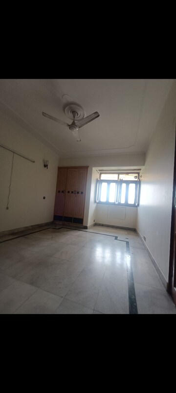 Room in 4 BHK Apartment at Adlakha Hindon Apartments, Vasundhara Enclave – for Rent