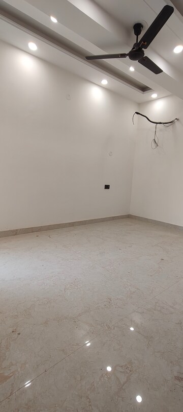 Room in 3 BHK Builder Floor at Chattarpur – for Rent