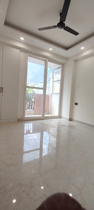 Room in 3 BHK Builder Floor at Chattarpur – for Rent