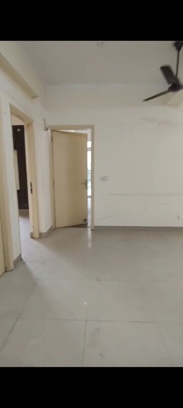 Room in 3.5 BHK Apartment at Gaur City 4th Avenue, Sector 4 Greater Noida – for Rent