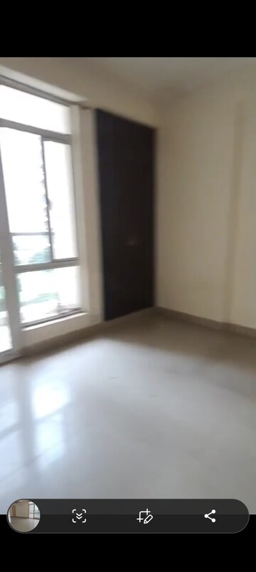 Room in 3.5 BHK Apartment at Gaur City 4th Avenue, Sector 4 Greater Noida – for Rent