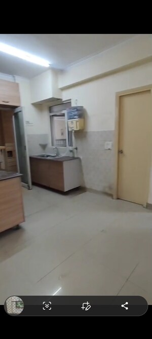 Room in 3.5 BHK Apartment at Gaur City 4th Avenue, Sector 4 Greater Noida – for Rent