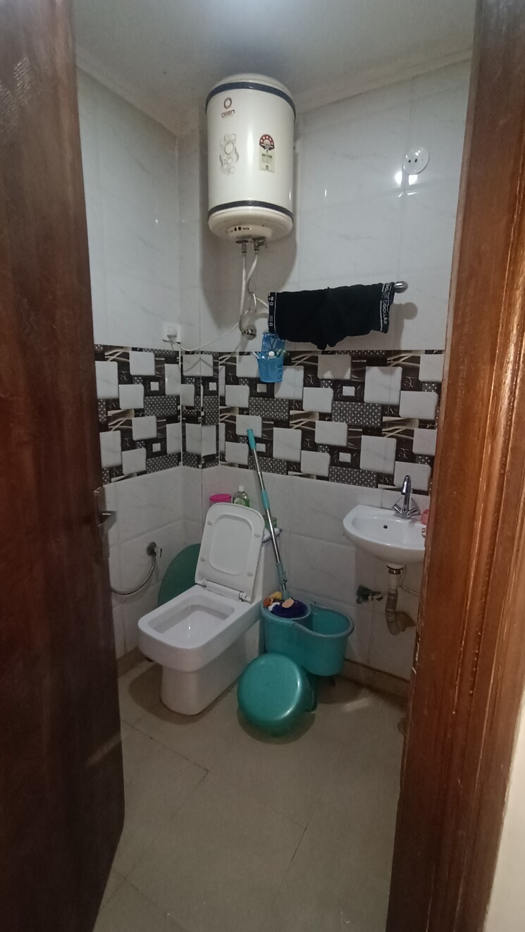Bathroom, govindpuri 2.5 Bedroom 60 Sq.Yd. Builder Floor In Govindpuri Delhi 9125194