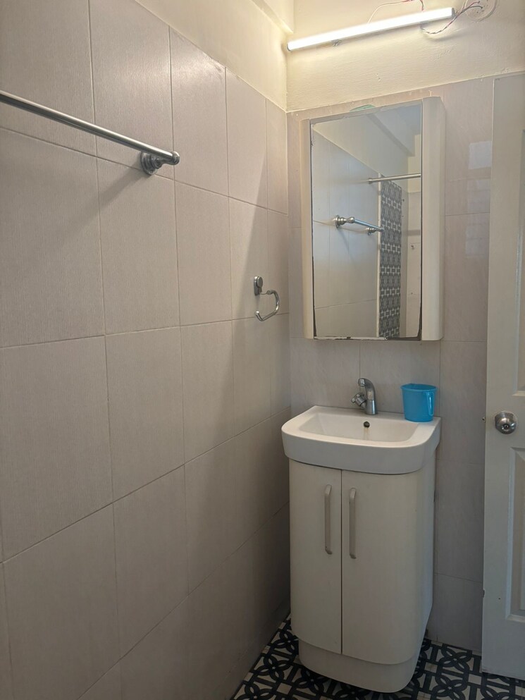 Bathroom, rt nagar 3 Bedroom 2200 Sq.Ft. Builder Floor In Rt Nagar Bangalore 9125204