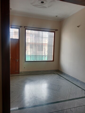 Room in 2.5 BHK Builder Floor at Sector 18 – for Rent