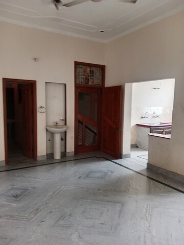 Room in 2.5 BHK Builder Floor at Sector 18 – for Rent