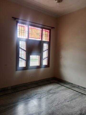 Room in 2.5 BHK Builder Floor at Sector 18 – for Rent