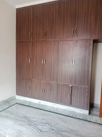 Furnished Amenities in 2.5 BHK Builder Floor at Sector 18 – for Rent