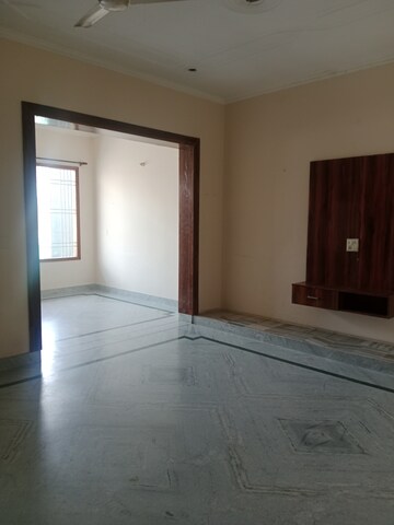 Room in 2.5 BHK Builder Floor at Sector 18 – for Rent