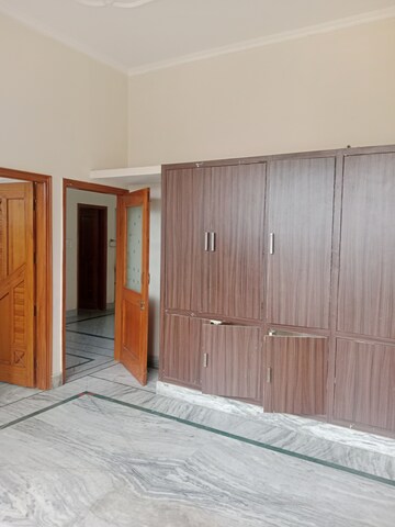 Room in 2.5 BHK Builder Floor at Sector 18 – for Rent