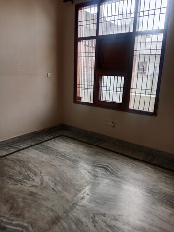 Room in 2.5 BHK Builder Floor at Sector 18 – for Rent