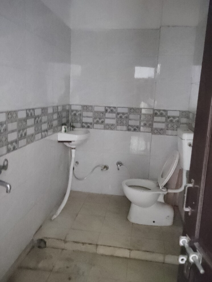 Bathroom, aliganj 4 Bedroom 1120 Sq.Ft. Independent House In Aliganj Lucknow 9125279