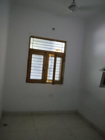 Room in 4 BHK Independent House at Aliganj – for Rent